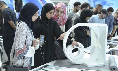طلبة الهندسة يزورون معرض الخريجين العالمي 