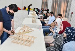 منافسة بناء الجسر لطلبة الهندسة 