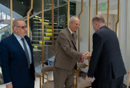 اتفاقية تعاون بين جامعة العين ومجموعة أبولونيا وسينيرجي الطبية
